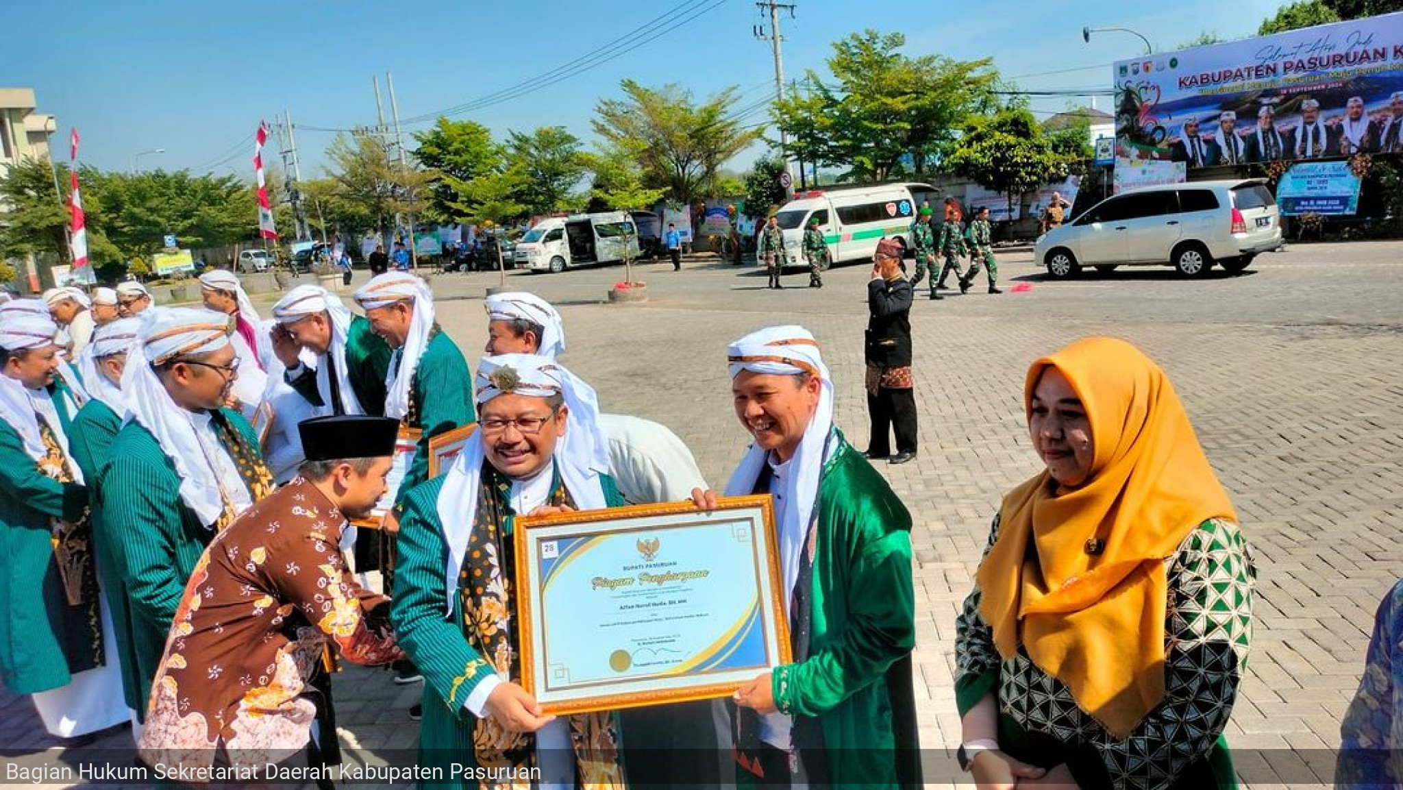 Kabag Hukum Menerima Piagam Penghargaan Atas Peran Aktif Dalam Pembinaan Desa/Kelurahan Sadar Hukum